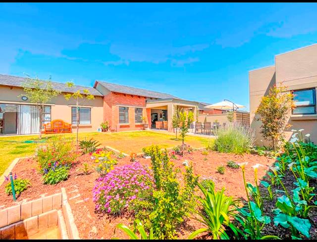 2 BEDROOM TOWNHOUSE FOR SALE IN RETIRE AT MIDSTREAM